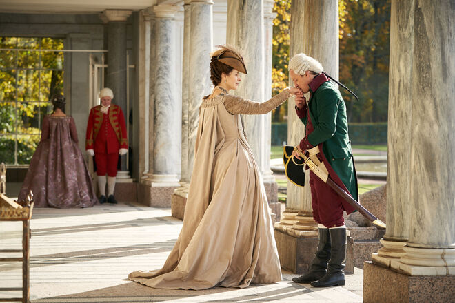 Gina McKee é a Condessa Praskovya Bruce e Jason Clarke é Grigory Potemkin
