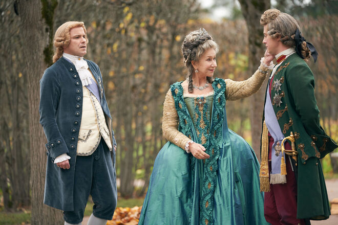 Rory Kinnear é Ivanovich Panin, Helen Mirren é Catarina II da Rússia e Joseph Quinn é o príncipe Paulo