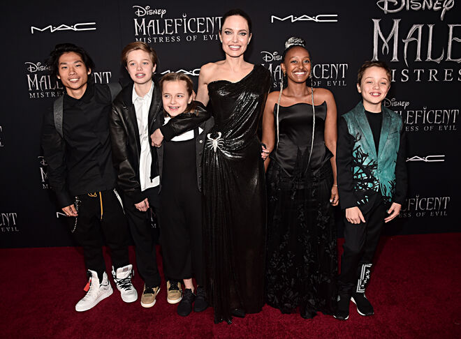 Pax Thien Jolie-Pitt, Shiloh Nouvel Jolie-Pitt, Vivienne Marcheline Jolie-Pitt, Angelina Jolie, Zahara Marley Jolie-Pitt e Knox Léon Jolie-Pitt 