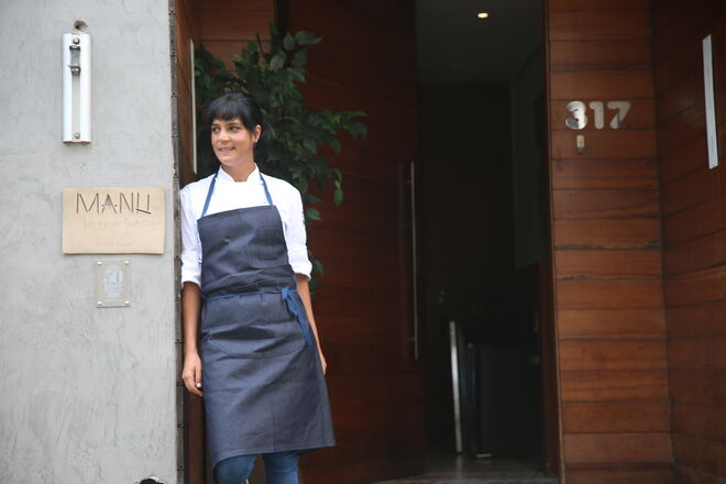 A chef Manoella Buffara no seu restaurante Manu, em Curitba, no Brasil
