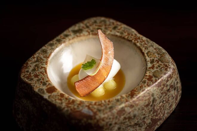 O ingrediente secreto da chef: “Tucupi. Tudo fica bom. [O tucupi é o sumo amarelo extraído da mandioca. A raiz da tuberosa é descascada, ralada e espremida. Ao ser fermentada resulta num caldo de acidez pronunciada.]”