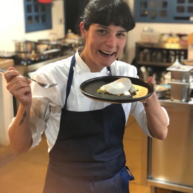 Um episódio na cozinha que não vai esquecer: “Eu estava grávida da Helena de oito meses e meio, faltavam duas semanas para ela nascer – que eu trabalhei até o último dia, né? Eu saí do restaurante para ir para a maternidade – e o piso da cozinha é inteiro branco e liso, e eu sempre uso ténis para trabalhar. Aí a estagiária veio e jogou um balde de água. Eu lembro que fui com tudo e caí. O restaurante inteiro parou, porque eu estava muito grande. Os clientes levantaram, tinha um médico que veio saber se estava tudo bem. “Gente, está tudo ótimo! Pode voltar tudo para comer e a cozinhar!” Até hoje a estagiária fala: “Ai, eu derrubei a chef.”