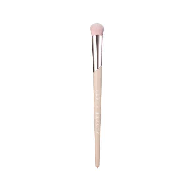 Pincel para aplicar corretor N.180, €22,50, Fenty Beauty, na Sephora