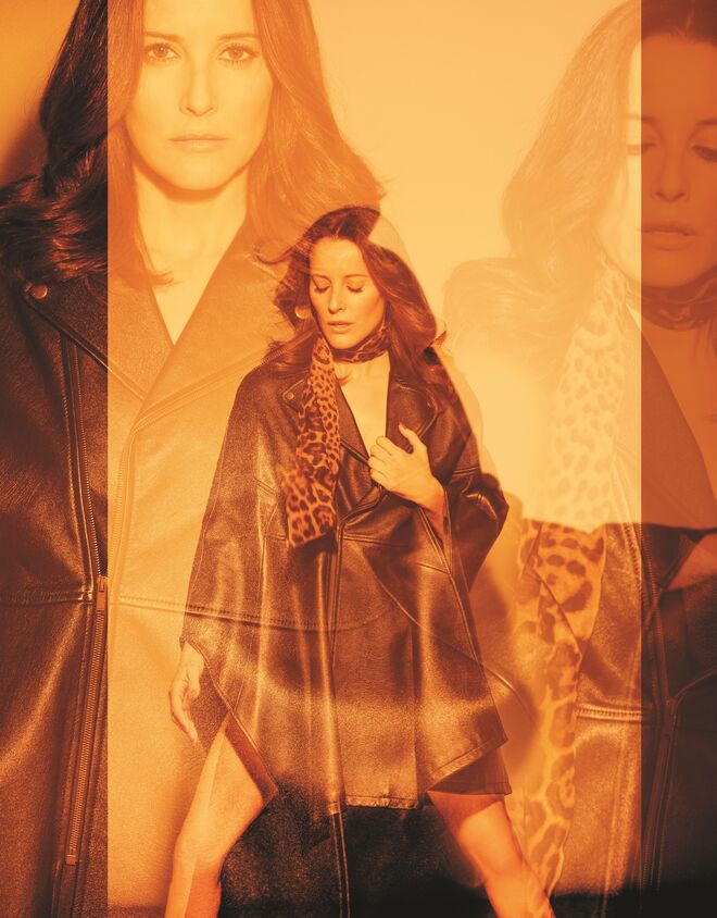 Capa em pele e écharpes de seda leopard print, Saint Laurent, na Stivali.