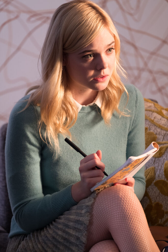 Elle Fanning é Ashleigh Enright