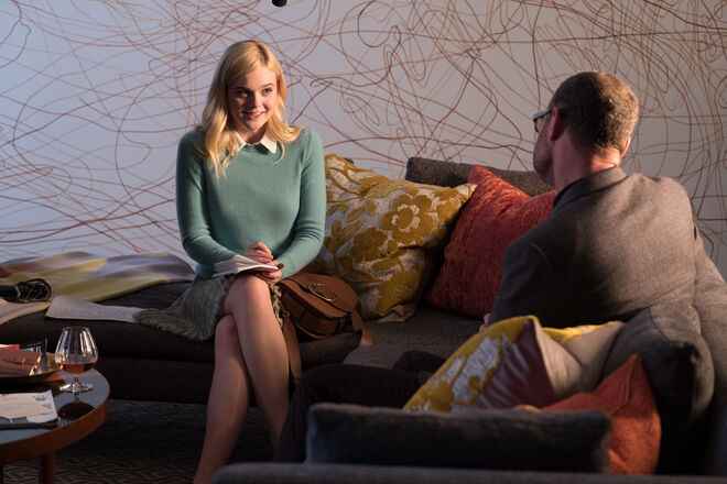 Elle Fanning e Liev Schreiber são Ashleigh Enright e Roland Pollard