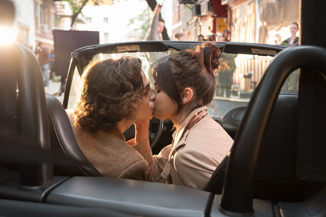 Timothée Chalamet e Selena Gomez são Gatsby Welles e Chan