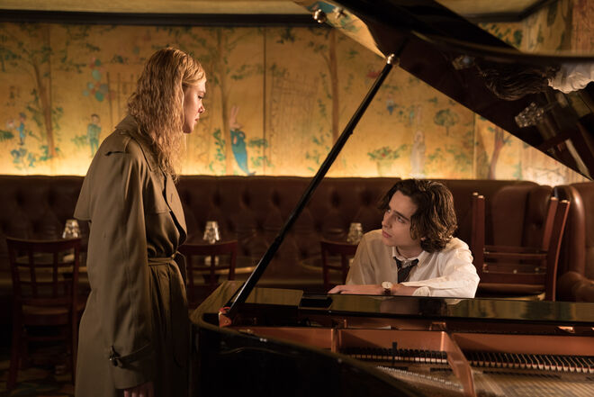 Elle Fanning e Timothée Chalamet são Ashleigh Enright e Gatsby Welles 