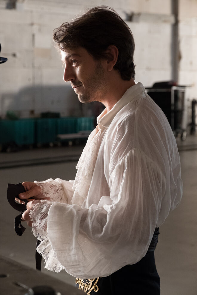 Diego Luna é Francisco Vega