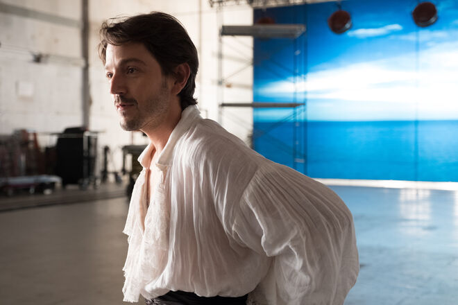 Diego Luna é Francisco Vega