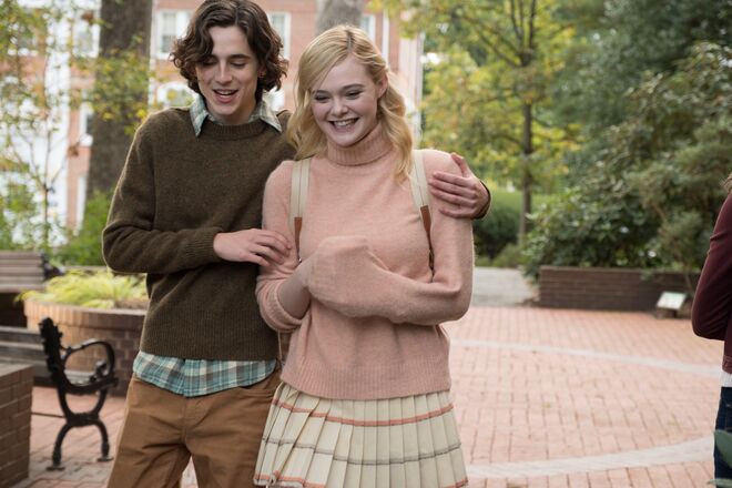 Timothée Chalamet e Elle Fanning são Gatsby Welles e Ashleigh Enright