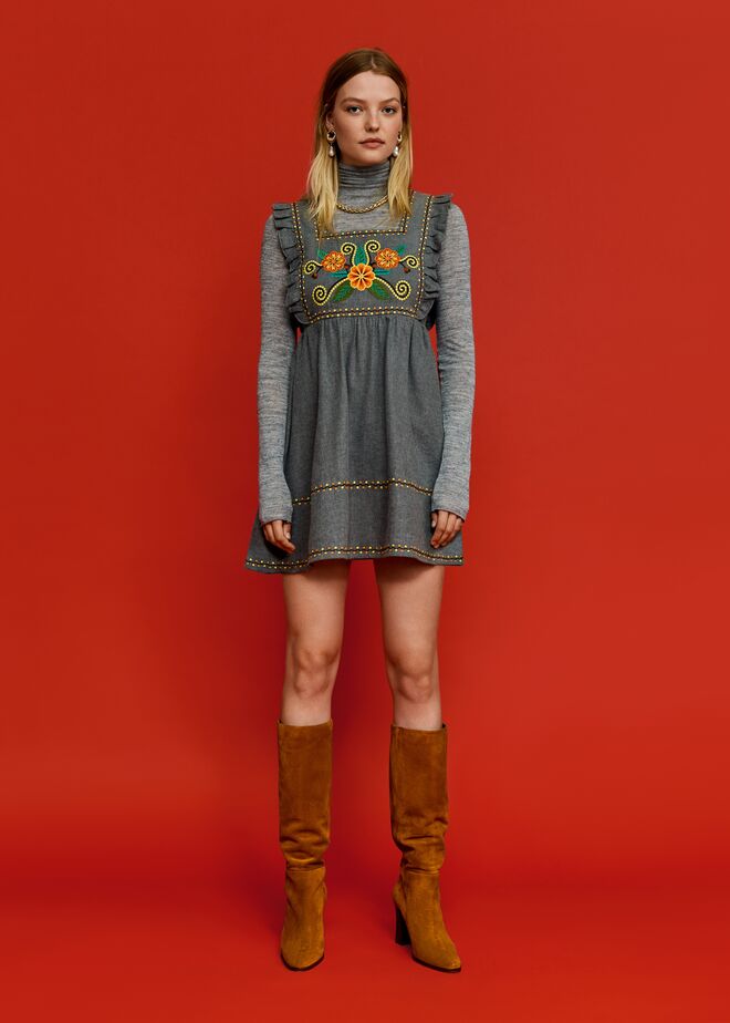 Camisola, €19,99; Vestido, €39,99; Botas, €29,99, Mango