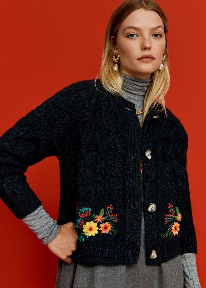 Camisola, €19,99; Casaco, €49,99; Colar, €15,99; Brincos, €12,99, Mango