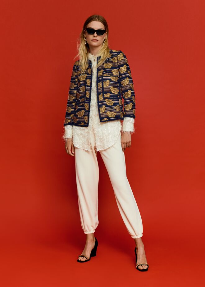 Casaco €79,99, Blusa €29,99, Calças €39,99, Sandálias €59,99, Óculos €25,99 e Brincos €12,99, Mango