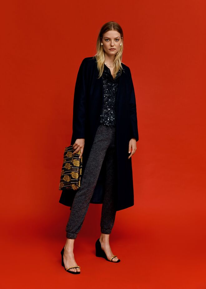 Casaco, €169,99; Camisa, €59,99; Carteira, €39,99; Calças, €39,99; Sandálias, €59,99; e Brincos, €12,99, Mango