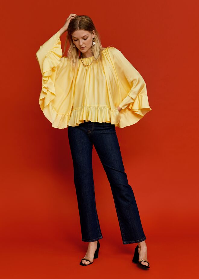 Blusa e Calças, ambos €49,99; Sandálias, €59,99, Mango