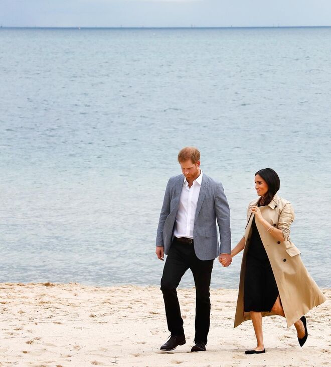 Vestido, €143, Club Monaco; Sabrinas, €130, Rothy's 