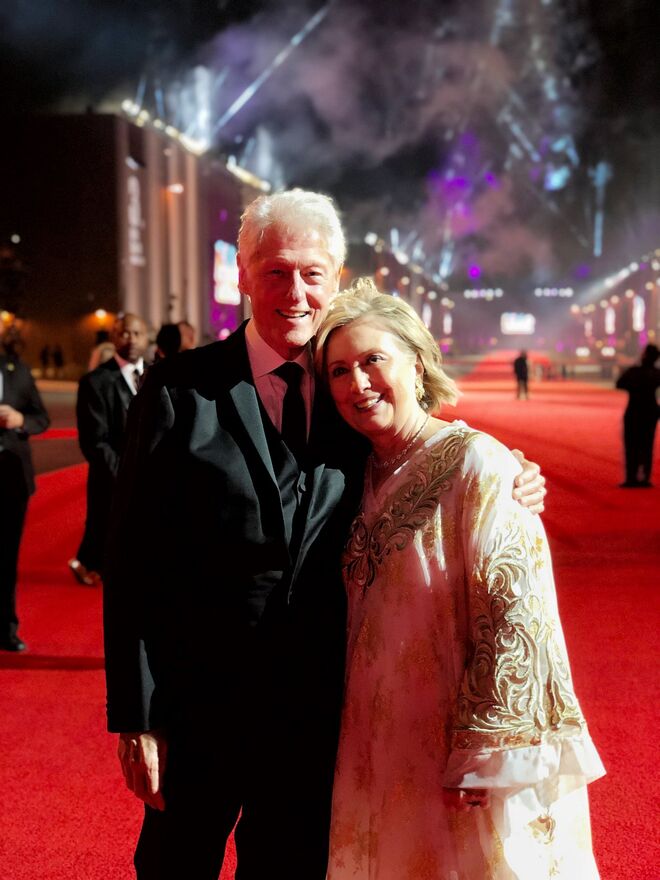 "Forty-four years later, and he still cleans up pretty well." Em tom de brincadeira, Hillary escreveu no Twitter a celebrar o aniversário de 44 anos de casamento com Bill Clinton (fotografia publicada em 2019 no Twitter)