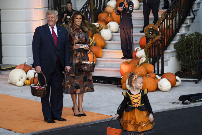 Melania Trump com um Trench Coat Michael Kors e saltos Manolo Blahnik para o doces ou travessuras no Halloween da Casa Branca, a 29 de outubro de 2019