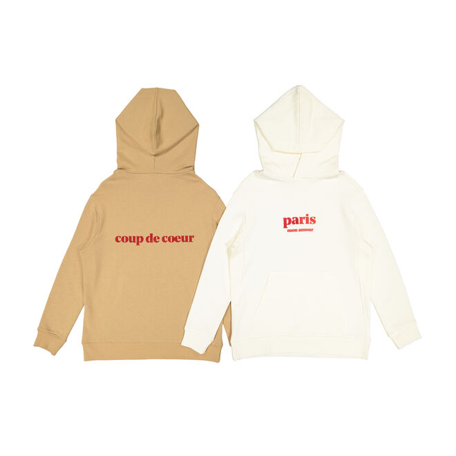Sweatshirt com capuz beige com estampado “coup de coeur” em veludo vermelho ou off-white com estampado “paris mon amour” em veludo vermelho, €80 cada, Le Mot, em www.le-mot.com