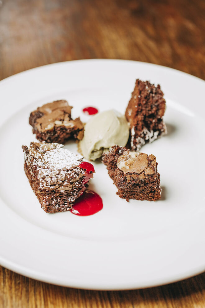 Brownie desfeito com gelado de pistachio
