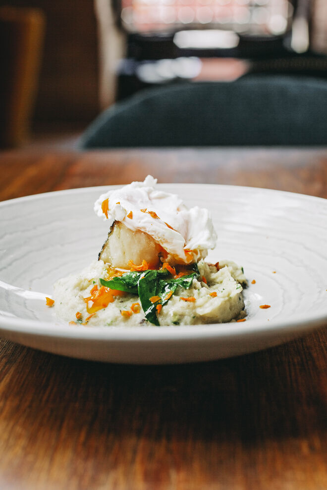 Bacalhau assado com azeite de trufa, puré de batata trufado e ovo escalfado