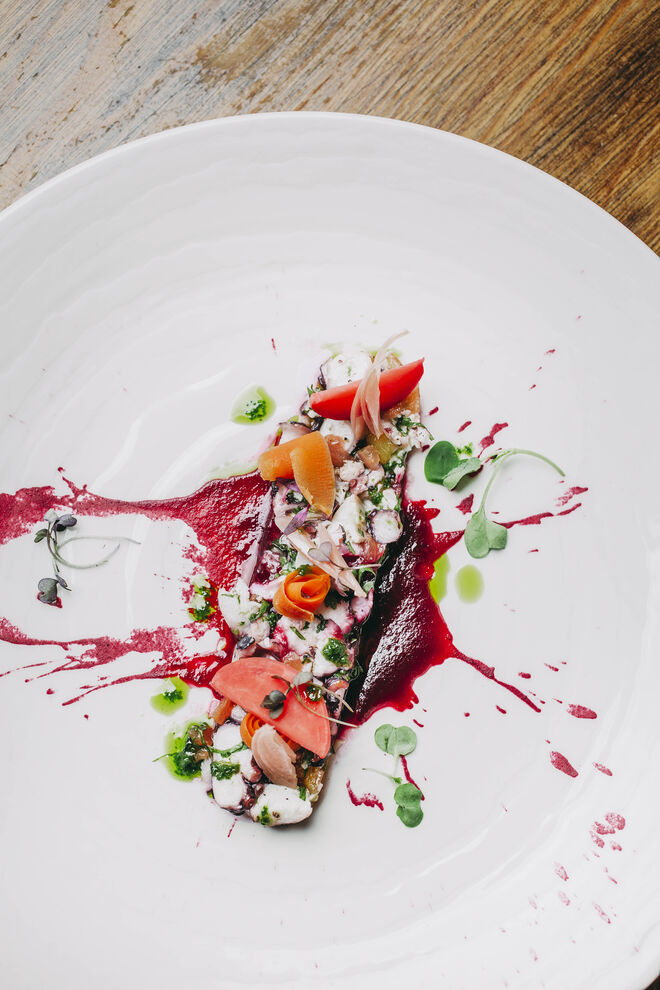 Salada de polvo tradicional com molho de beterraba e pickles de legumes