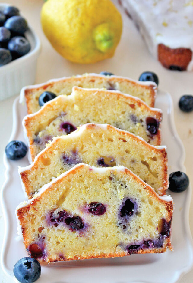 Receita de bolo de limão e mirtilos.