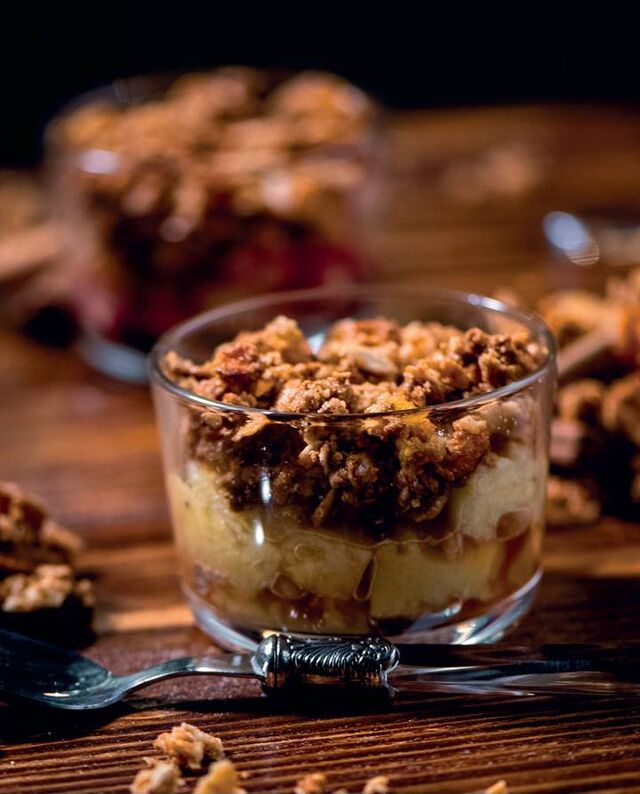 Receita de maçã assada com granola e xarope de vinho do Porto.