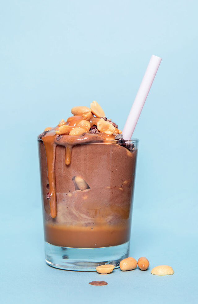 Receita de batido de caramelo, chocolate e amendoim.