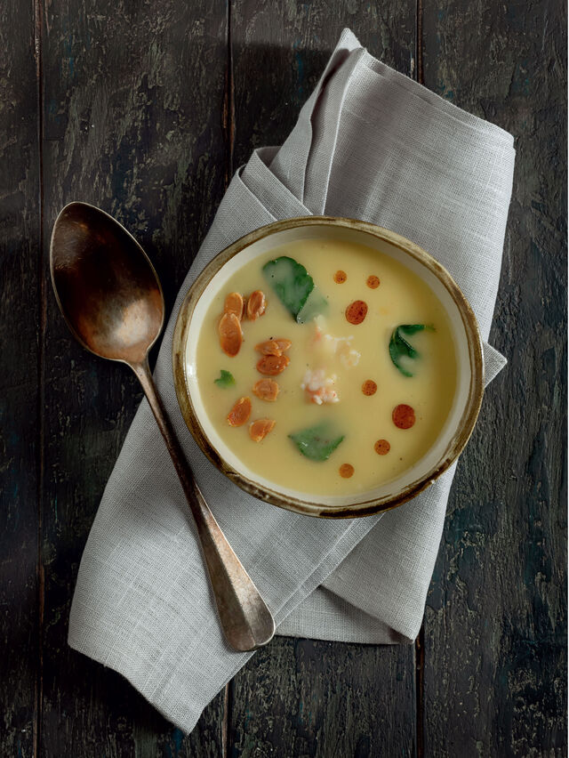 Receita de creme de batata com amêndoas torradas e azeite de especiarias.