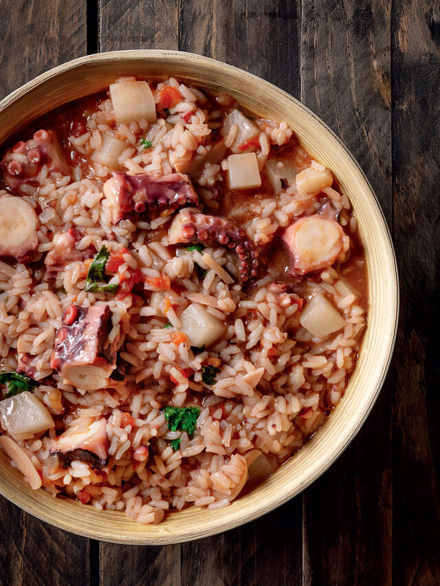 Receita de arroz de polvo com vinho tinto e especiarias doces. 