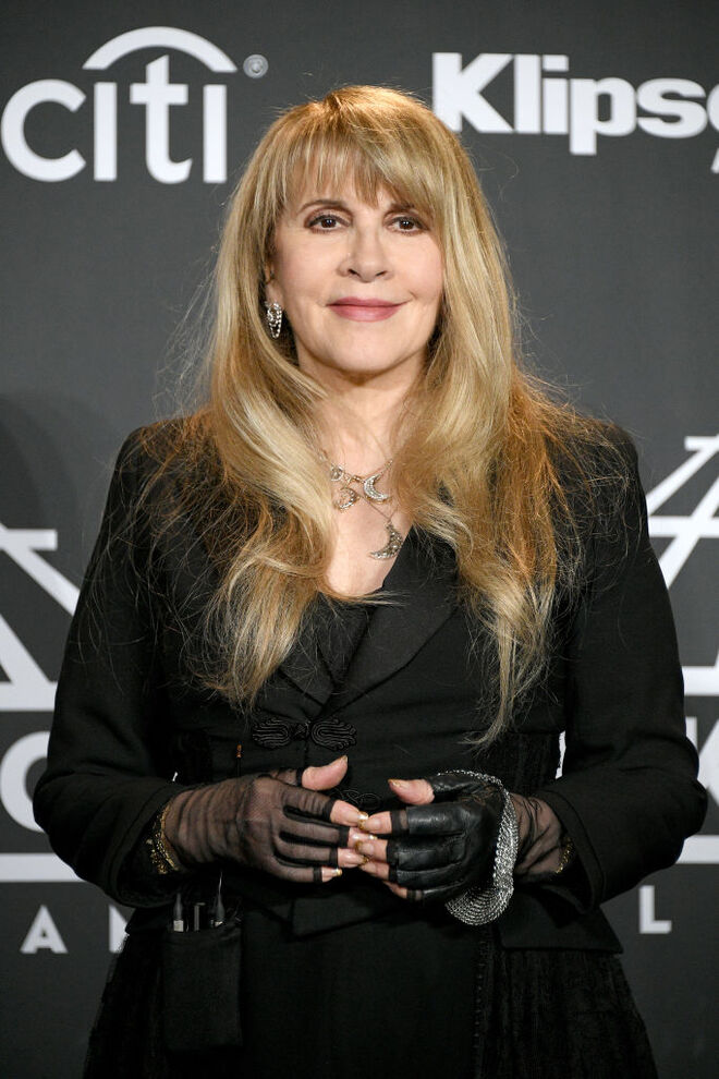 Stevie Nicks: “A maioria das mulheres não seria feliz no meu papel. As pessoas dizem, ‘Mas tu estás sozinha’. Mas eu não me sinto sozinha. Eu sinto-me muito anti-sozinha. Sinto-me entusiasmada e brilhante com tudo. Eu conheço mulheres que dizem ‘Ah não quero envelhecer sozinha’. E eu digo-lhes que isso não me assusta. Porque nunca vou estar sozinha. Estarei constantemente rodeada de pessoas. Sou como uma bola de cristal e estes são todos os anéis de saturno que me rodeiam… A minha geração lutou muito pelo feminismo e para não sermos rotulados como se fossemos obrigados a ter um marido ou a estar numa relação.”