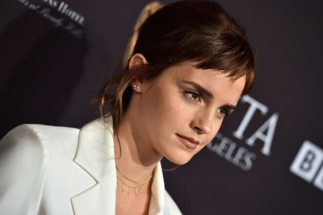 Emma Watson: A atriz revelou à Vogue UK que está numa relação consigo própria. “Tenho 29 anos e penso ‘Meu Deus, sinto-me tão stressada e ansiosa.’ E apercebo-me de que é porque há muitas mensagens subliminares. Se não arranjaste uma casa, não tens marido, não tens um bebé e vais fazer 30 anos, se não estás numa posição estável e segura na tua carreira, ou ainda estás a resolver a tua vida… É normal sentir-se muita ansiedade”