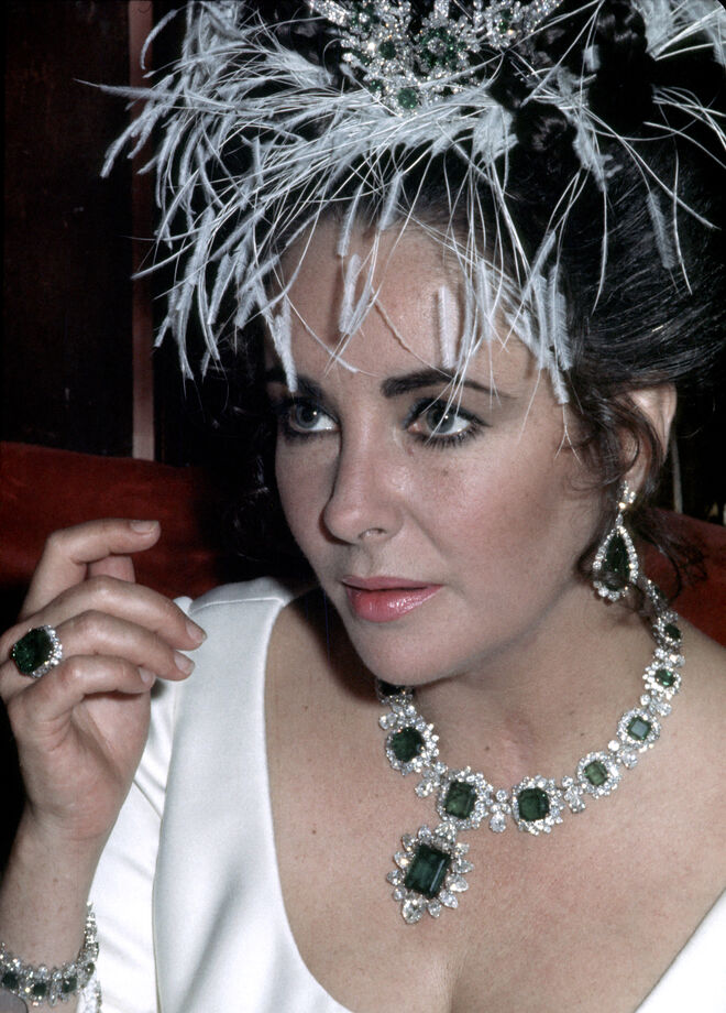 Elizabeth Taylor na estreia do filme A Flea in Her Ear, em 1968, com um conjunto de joias em diamantes e esmeraldas, Bulgari. 
