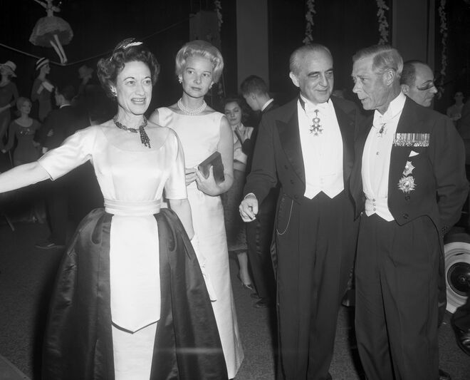 Os duques de Windsor num baile em Paris, em 1959. A duquesa usa um colar Cravate da casa Van Cleef & Arpels. O colar foi uma encomenda especial do duque, em diamantes e rubis para oferecer a Wallis no seu 40 aniversário. O colar tinha a inscrição “My Wallis from her David, 19.VI.1936”. 
