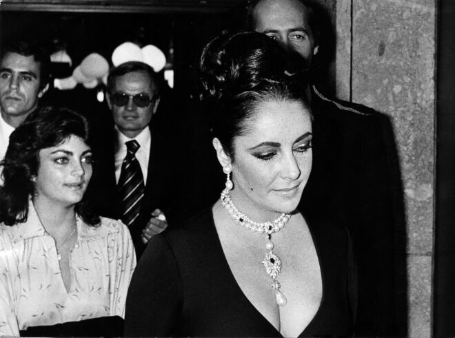 Elizabeth Taylor usa o colar de pérolas com La Pelegrina, em 1974. 