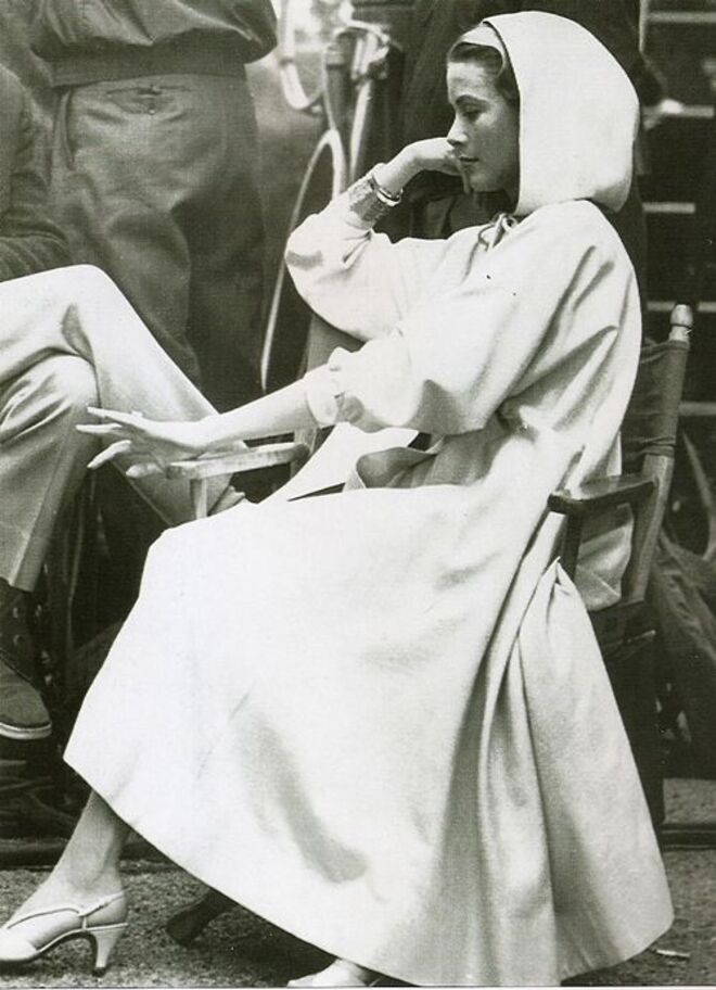 Grace Kelly nos bastidores do filme Alta Sociedade (1956) a apreciar o seu anel de noivado. 