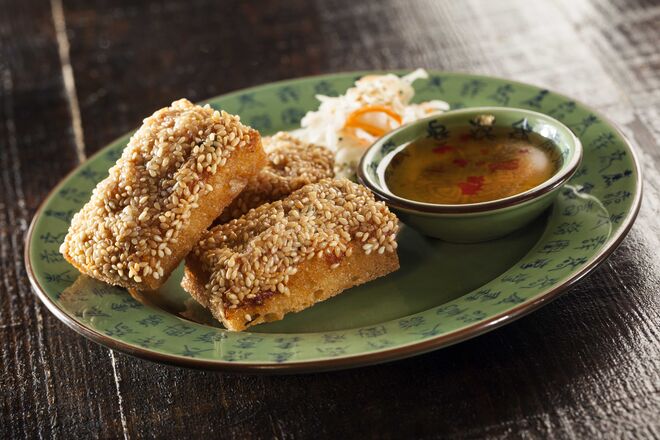 Tostas de pão frito com camarão, porco e sésamo 