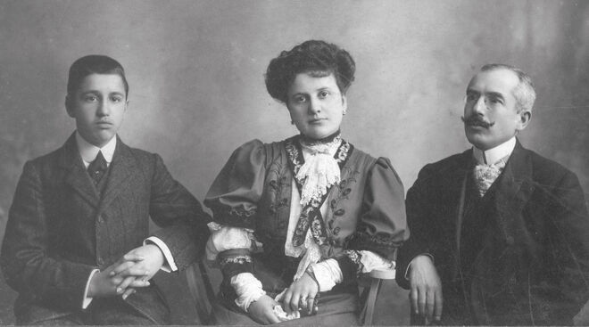 Maria Adelaide Coelho da Cunha na companhia do filho, José da Cunha, e do marido, Alfredo da Cunha