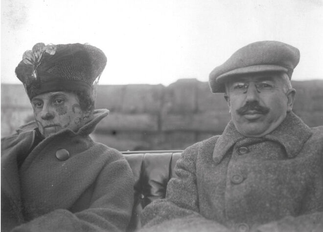 O livro de Manuela Gonzaga relata a história trágica da paixão dessa mulher que, felizmente, terminou em bem, com o casal de amantes, Maria Adelaide e Manuel Claro, vivendo juntos até ao final da vida da primeira