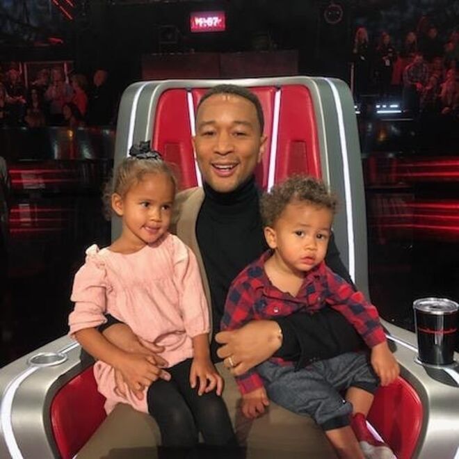 O cantor com os filhos Luna Simone, de 3 anos, e Miles Theodore, de 1 ano