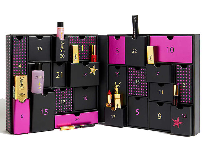 Calendário do Advento YSL, €270, Yves Saint Laurent Beauty, em exclusivo no El Corte Inglés | Inclui: The Curler Mascara, The Shock Mascara, Vinyl Couture Mascara, Black Opium (7,5 ml), Opium EDT (7,5 ml), Mon Paris (7,5 ml), 01 Rouge Pur Couture Mini, 19 Rouge Pur Couture Mini, 70 Rouge Pur Couture Mini, 49 Rouge Volupté Shine mini, Tatouage Couture Mini, Vernis à Lèvres, Blur Primer, Touche Eclat 2, Top Secrets Instant Makeup Remover (8 ml), La laque couture 08, Top Secrets Micellar Water (10 ml), Top Secrets Natural Action Exfoliator (20 ml), Eye Pencil, Mini Powder Brush, Eyeshadow Brush, Forever Youth Liberator sérum (7 ml)