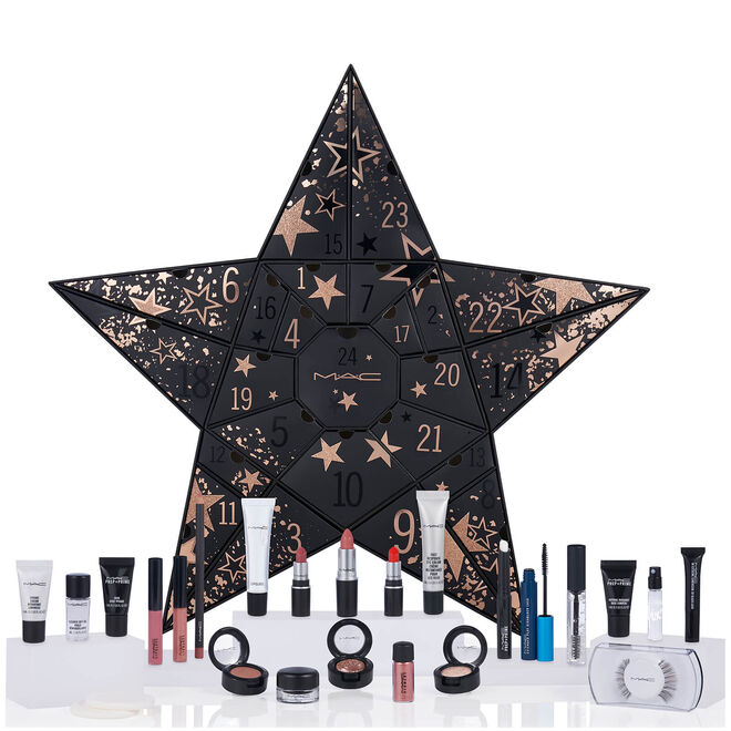Calendário do advento, €149,95, M·A·C Cosmetics | Inclui: Extra Dimension Eye Shadow no tom Havana, Strobe Cream Sample, Mini M·A·C Lipglass no tom Candy Box, Mini M·A·C Pigment no tom Rose, In Extreme Dimension Mascara sample, Prep + Prime Lip, Mini M·A·C Lipstick no tom Twig, Prep + Prime Fix+ sample, Brow Set no tom Clear, Mini M·A·C Lipglass no tom Prrr, Multi Formula Sponge/2, Small Eye Shadow no tom Mulch, Prep + Prime Skin sample, Lashes 36, Fast Response Eye Cream, Small Eye Shadow no tom Tempting, Cleanse Off Oil Sample, Lipglass Clear, Prep + Prime Natural Radiance Yellow sample, Mini M·A·C Lipstick no tom Lady Danger, Pro Longwear Fluidline no tom Blacktrack, Extended Play Gigablack Lash Mascara, Matte Lipstick no tom Velvet Teddy, Lip Pencil no tom Boldly Bare