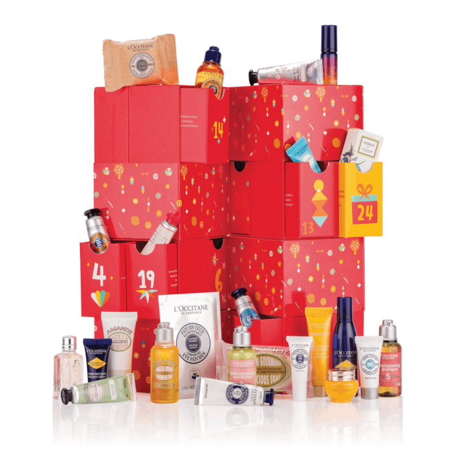 Calendário do advento luxo, €99, L'Occitane | Inclui: 1 Água Essencial Immortelle 30ml, 1 Leite Concentrado de Amêndoa 20ml, 1 Espuma de Limpeza Immortelle Divino 14ml, 1 Creme de Pés Karité 10ml, 1 Creme Immortelle Precioso 5ml, 1 Patch Olhos Reconfortante 1,5ml, 1 Bálsamo de Mãos Intenso Karité 10ml, 1 Sabonete Extra Suave Karité 25g, 1 Óleo de Duche Amêndoa 35ml, 1 Creme Conforto Ligeiro Karité 5ml, 1 Creme de Mãos Amêndoa 10ml, 1 Amaciador Reparador Aromacologia 35ml, 1 Creme Ultra Hidratante Aqua Réotier 5ml, 1 Óleo de Duche Karité 35ml, 1 Sabonete Amêndoa 50g, 1 Creme Immortelle Divino 4ml, 1 Creme de Mãos Karité 10ml, 1 Eau de Toilette Verbena 10ml, 1 Creme de Mãos Rosa 10ml, 1 Champô Reparador Aromacologia 35ml, 1 Creme de Mãos Flor de Cerejeira 10ml, 1 Sérum Immortelle Reset Nuit 5ml, 1 Bálsamo de Lábios Karité 4m, 1 Eau de Parfum Herbae par L'OCCITANE 5ml