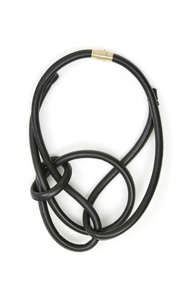 Colar, €85, BIMBA Y LOLA 