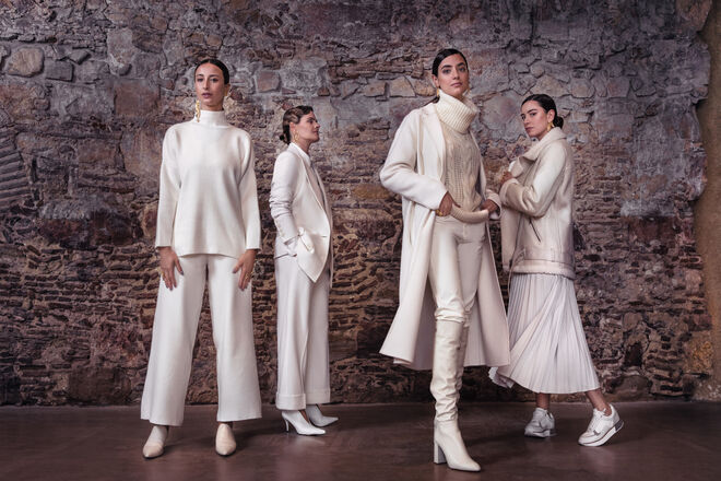 Fotografia de grupo. Beatriz: camisola e calças, Zara. Mules, COS. 