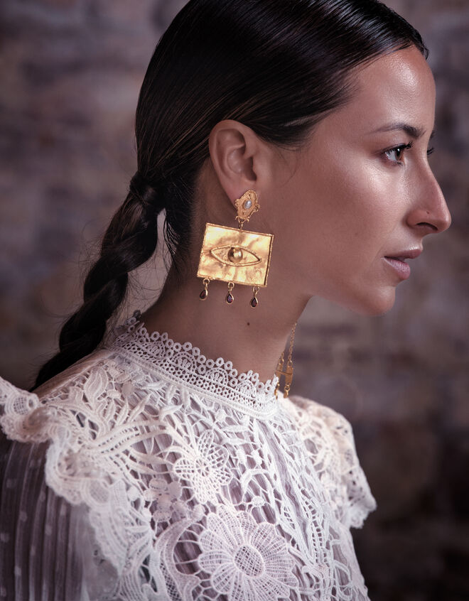 Beatriz Jardinha. Blusa, Zara. Brincos, Beatriz Jardinha.