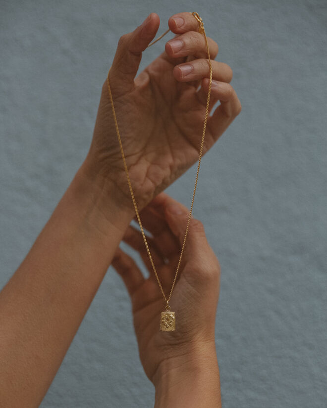 Fio em prata dourada, €70, Juliana Bezerra x Um Pequeno Gesto