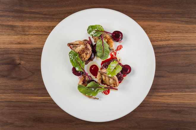 Codorniz com escabeche e pickle de amoras.